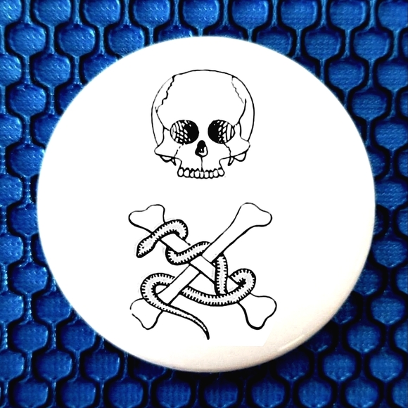 2.25 inch skull crossbones and snakes button badge pin - Picture 1 of 2